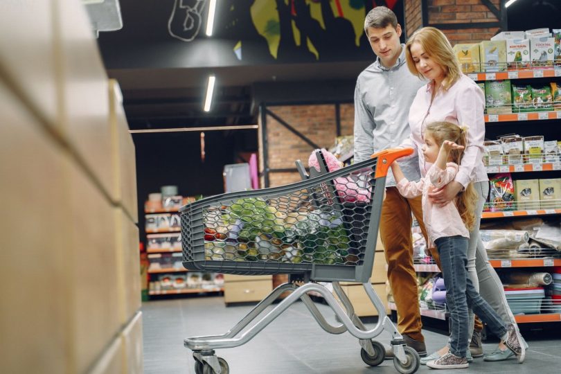 Equipe realizando controle preventivo contra Aedes em corredor de supermercado