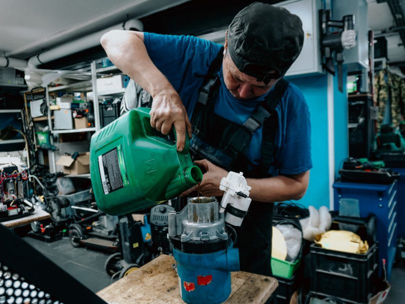 Técnico com equipamentos realizando desinfecção interna de caixa d'água de condomínio
