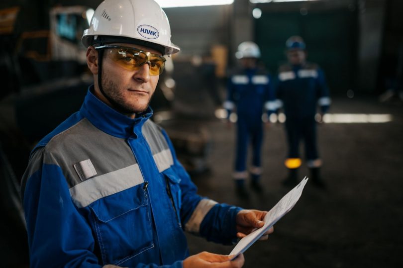 Técnico realizando inspeção de controle de pragas em área industrial