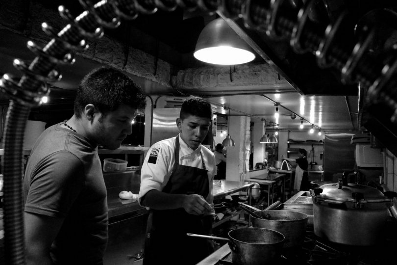 Técnico inspecionando cozinha de restaurante para controle de pragas com checklist